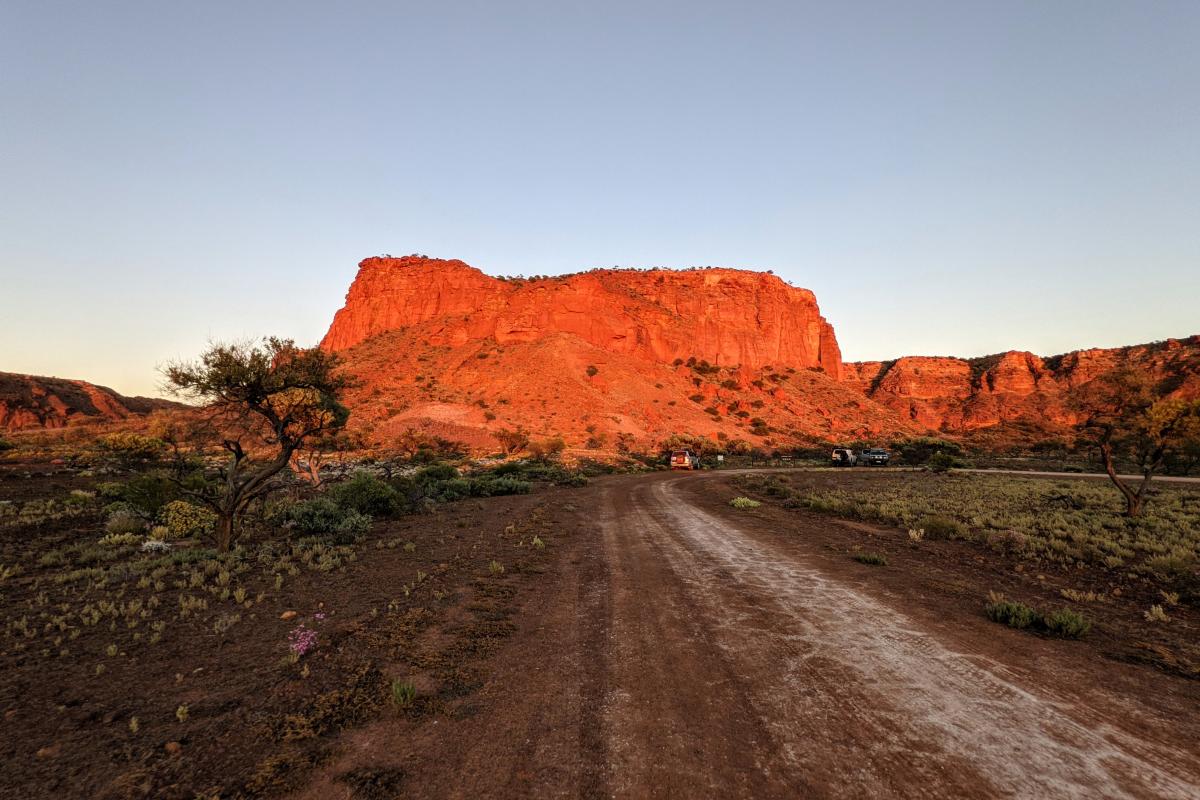 the dirt road to the carpark at Sunrise View